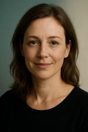 Professionelle Frau mit natürlicher, dezenter ästhetischer Verbesserung